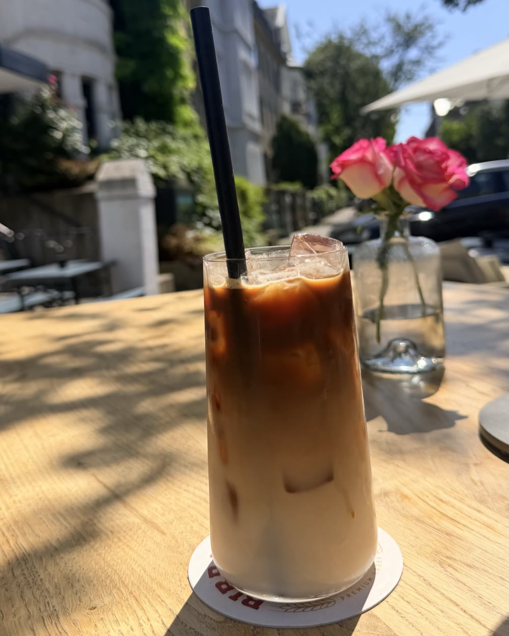 Eiskaffee in der Sonne auf der Terrasse des Colombella in Düsseldorf-Oberkassel