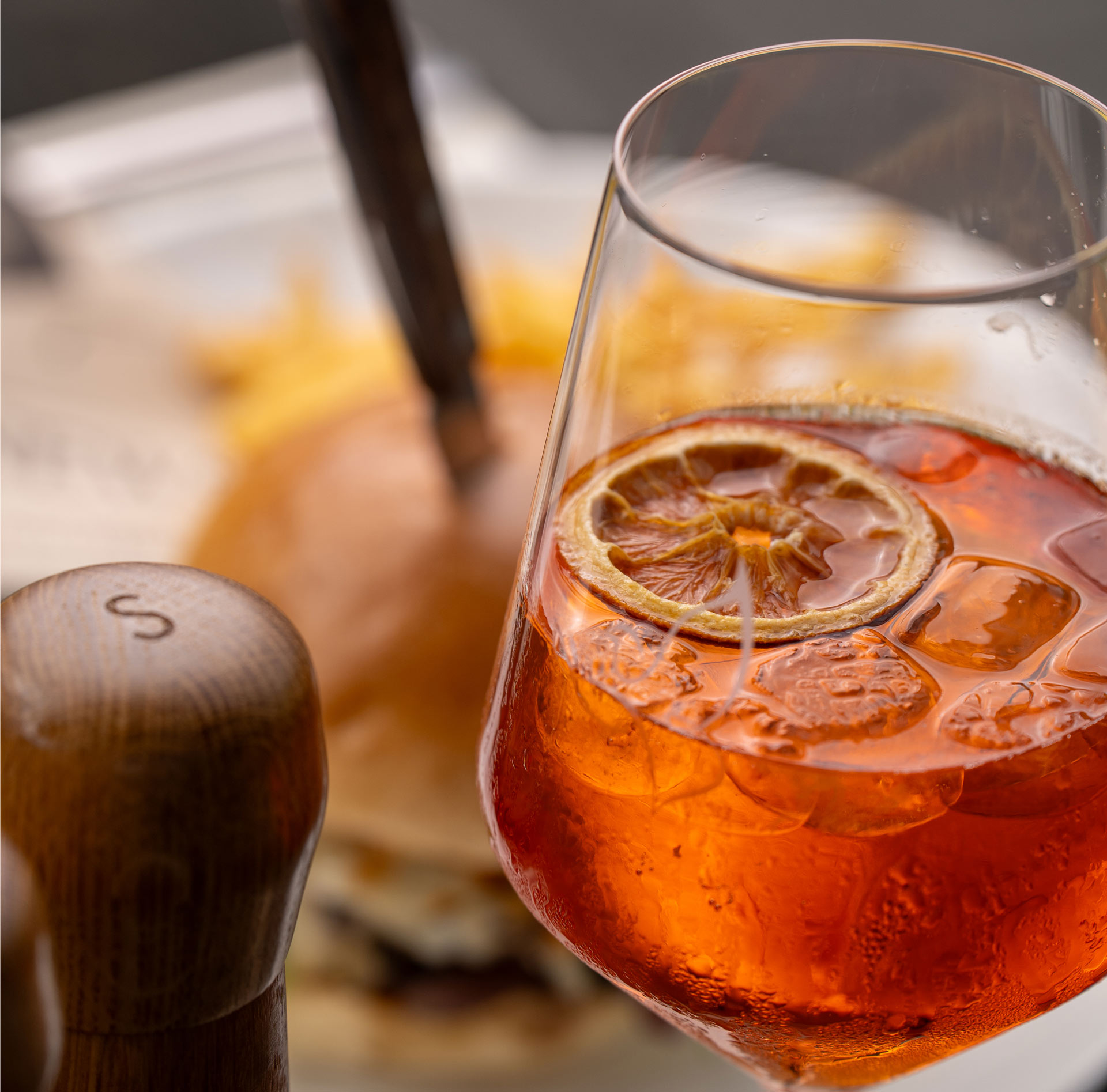 Aperol Spritz mit getrockneter Orange